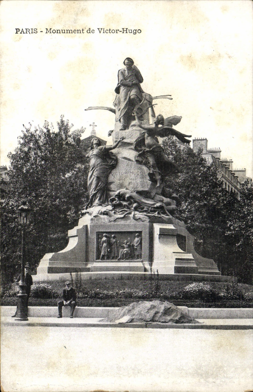 CPA Paris Monument De Victor Hugo