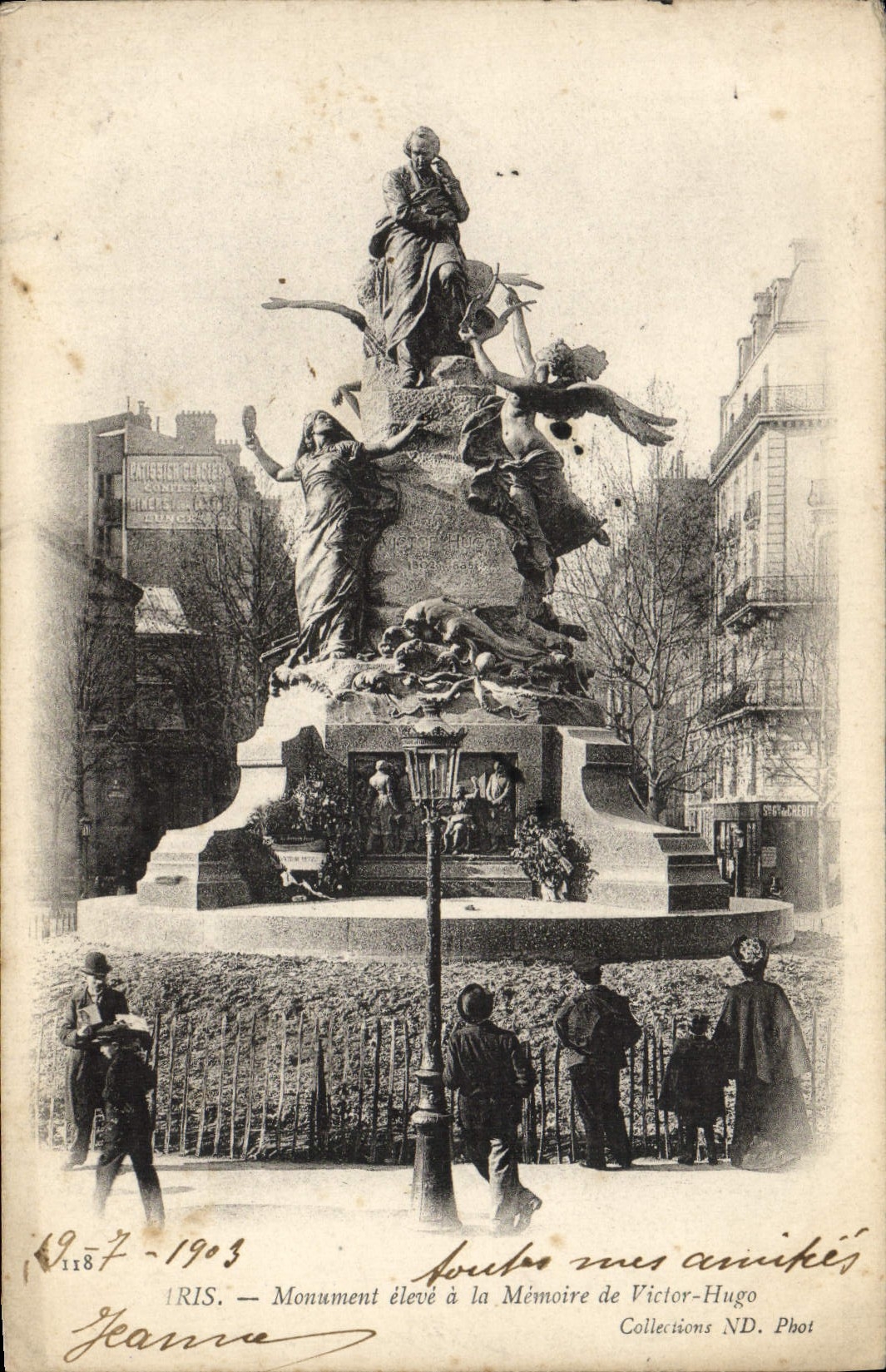 Monumento de París de la POSTAL de la VENDIMIA levantado con la memoria de Victor Hugo