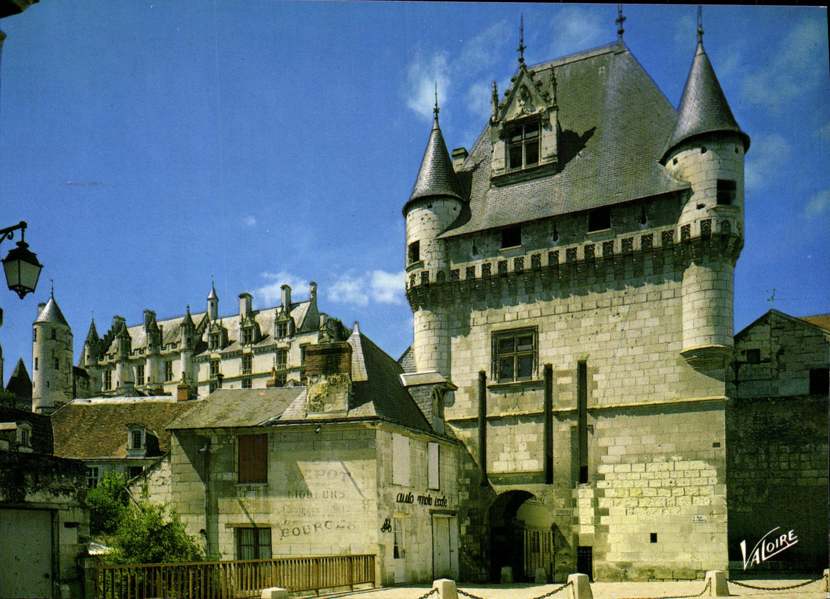 CPM Les Merveilles Du Val De Loire Loches La Porte Des Cordiliers Et Les Logis Royaus Du Chateau