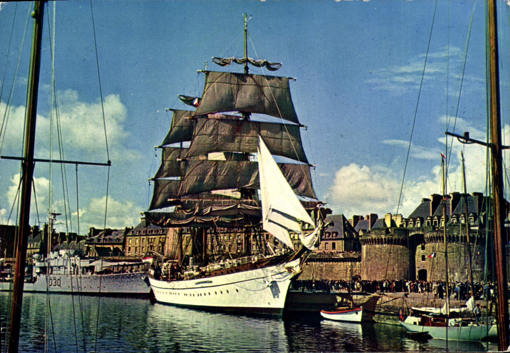 POSTAL MODERNA Bretaña colorea veleros de Malo Saint en el lavabo delante del barco de navegación de las paredes