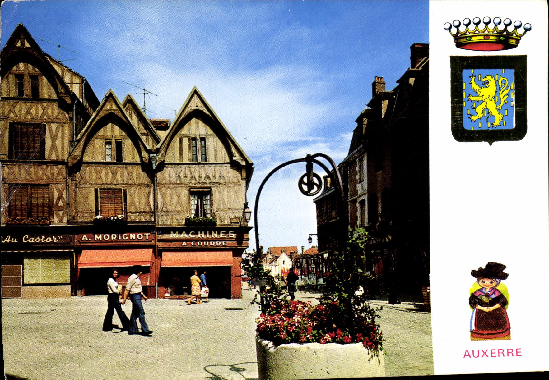 CPM Auxerre Bourgogne Place De l'Hotel De Ville Et Maisons A Pans De Bois