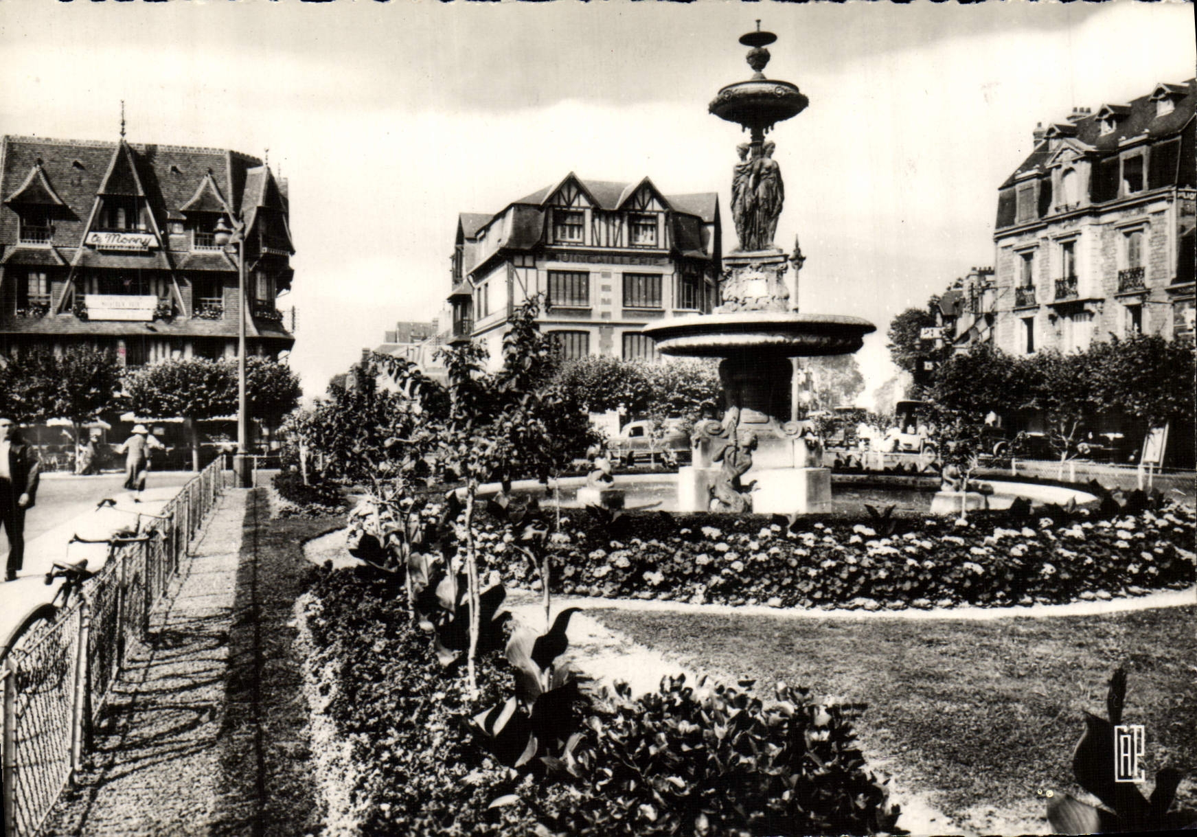POSTAL MODERNA la playa de Deauville Fleure coloca Morny