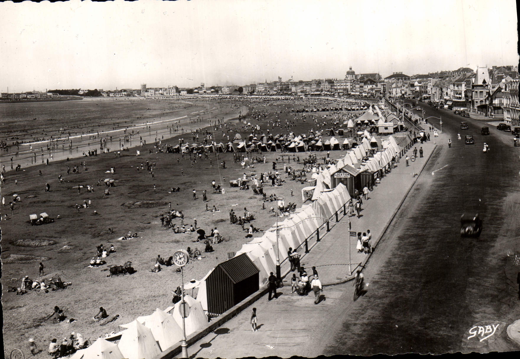 CPM Les Sables d'Olonne Le Remblai Et La Plage