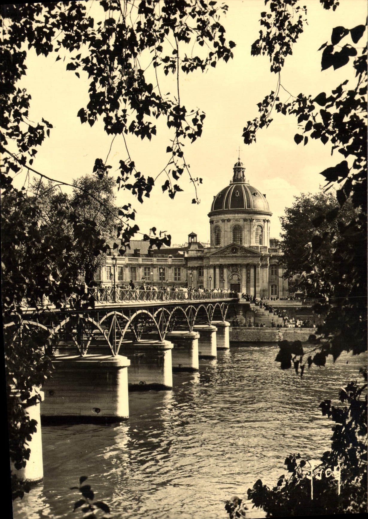 CPM Paris En Flanant L'Institut Et Le Pont Des Arts