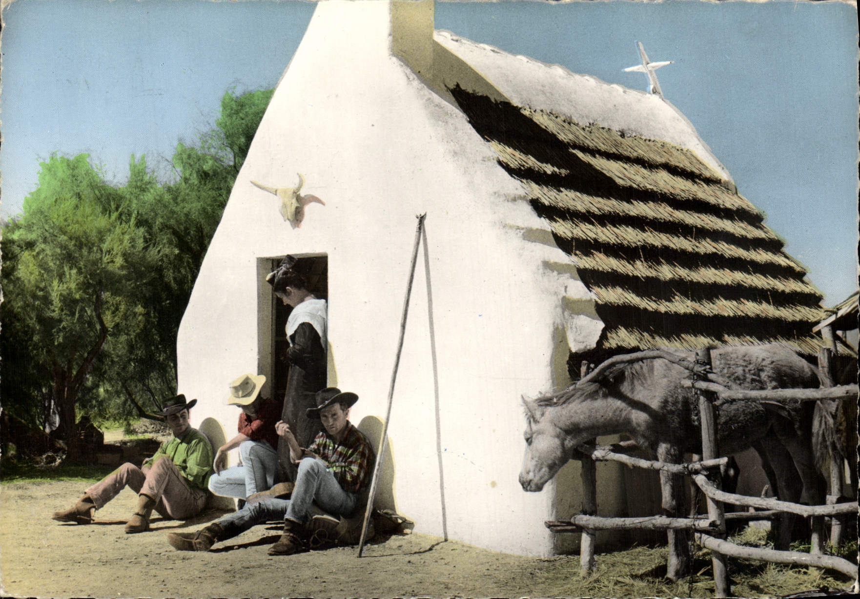 CPM Camargue Cabane De Gardins Arlesienne Et Gardians Folklore Ange