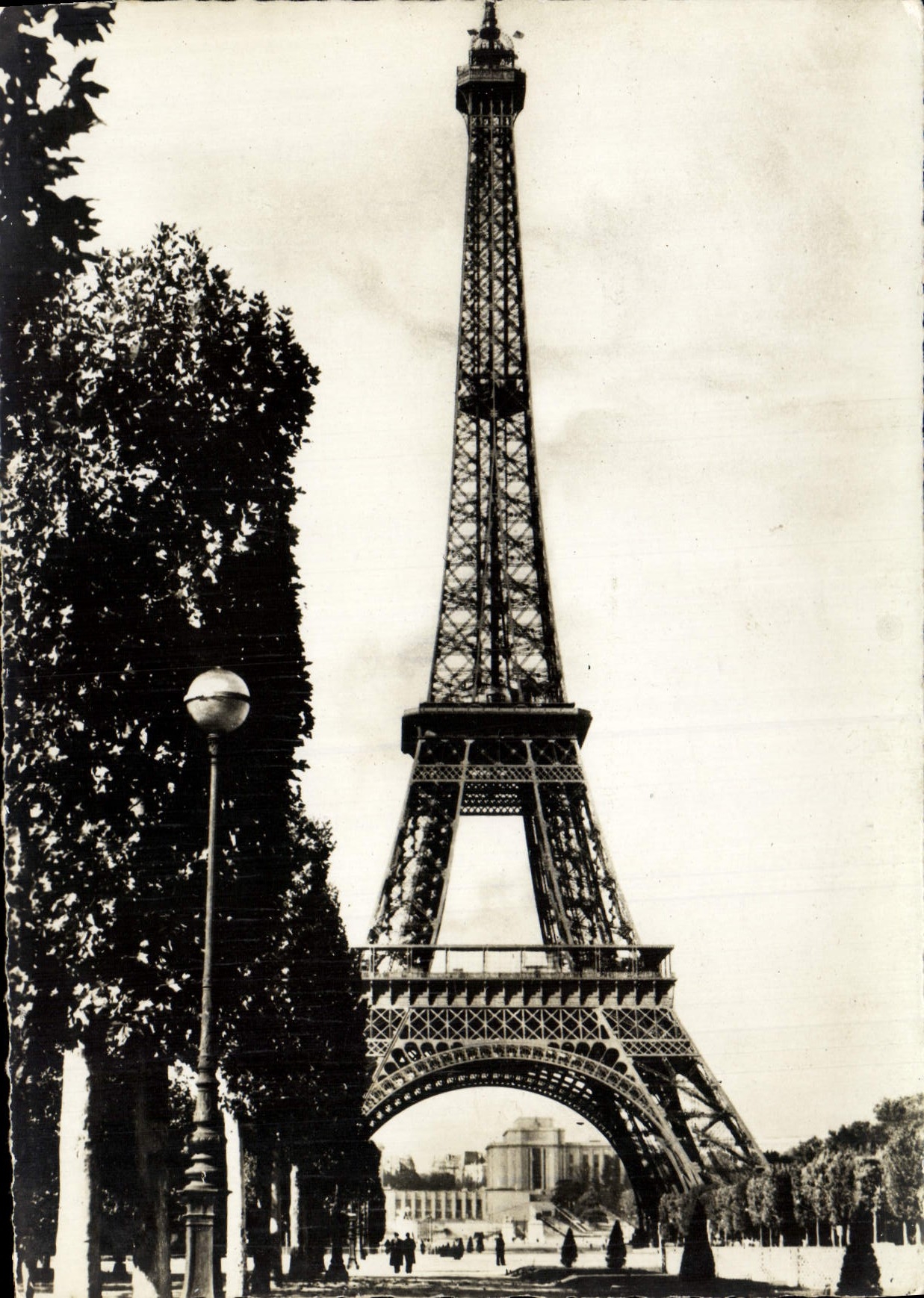 CPM Paris La Tour Eiffel 