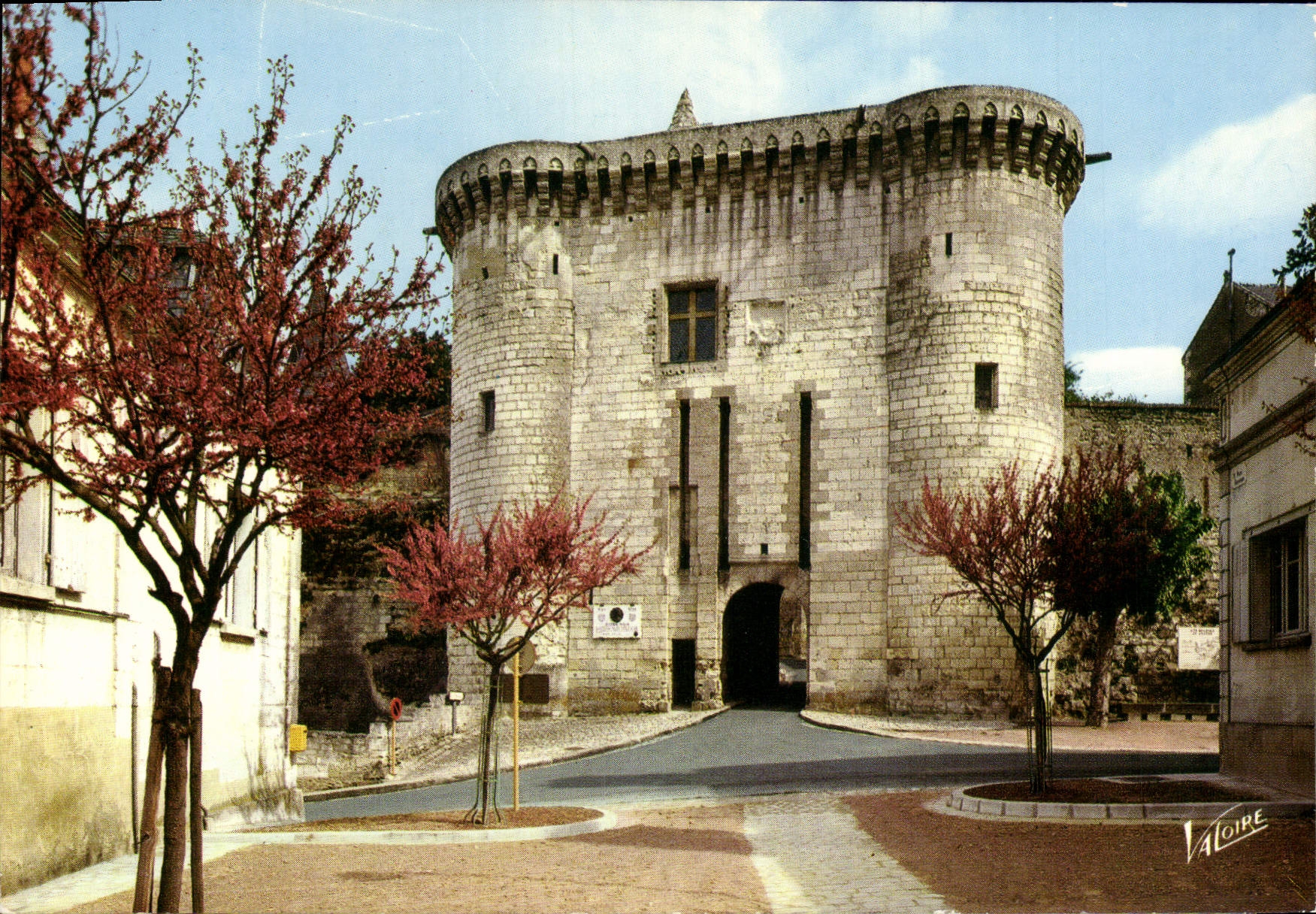 CPM Les Merveilles du Val de Loire Loches La porte royale entree fortifiee du chateau
