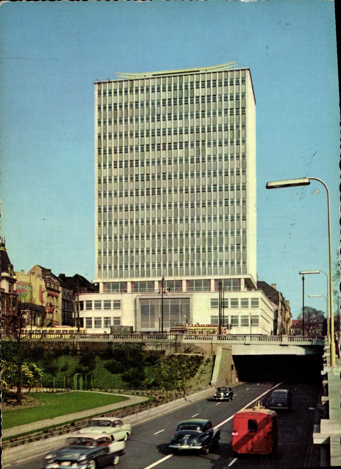 POSTAL MODERNA edificio de Bruselas de Prevayance Saciale y túnel