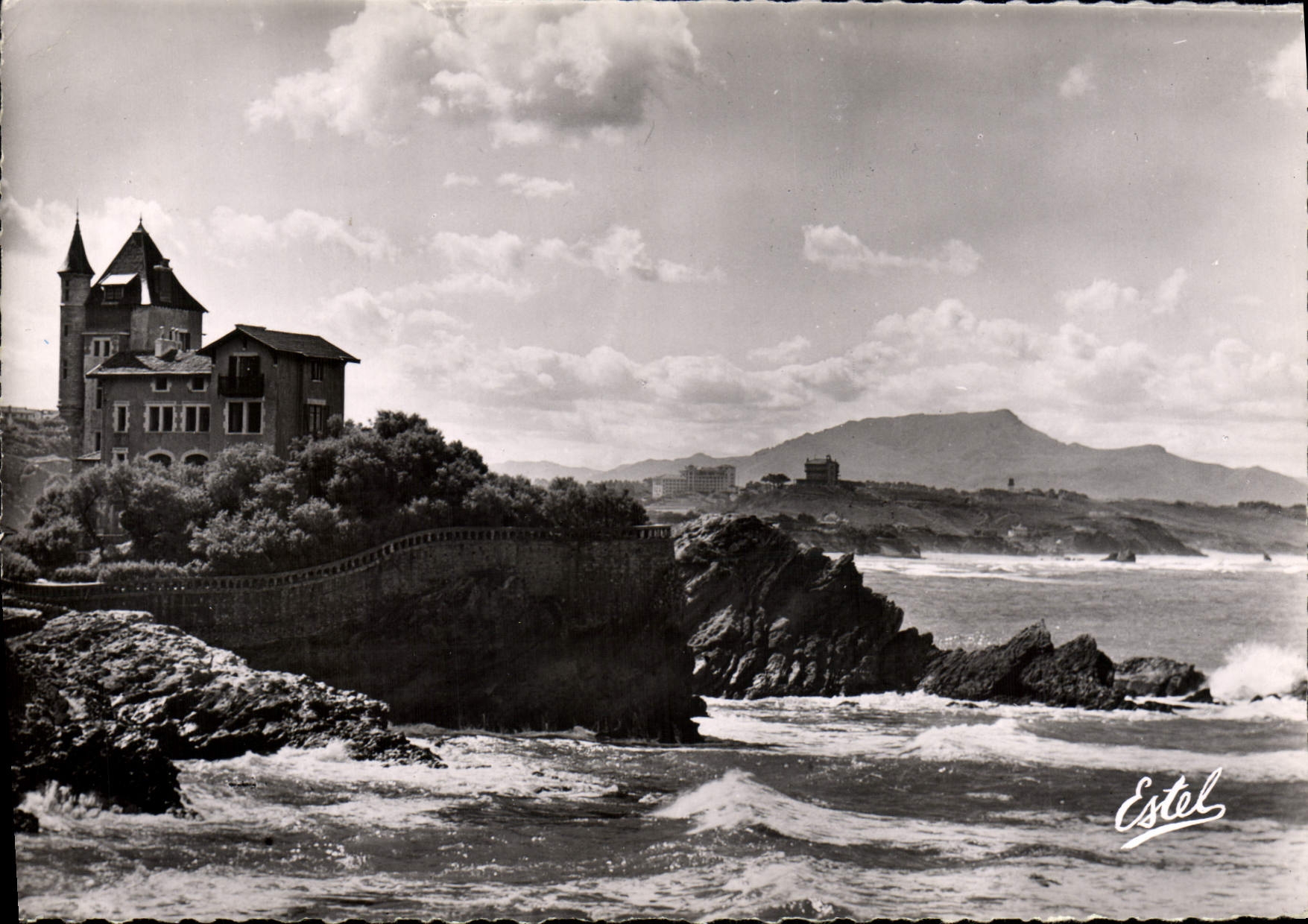 MODERN CARD Biarritz Belza Villa At the bottom Rhune Belza Villa