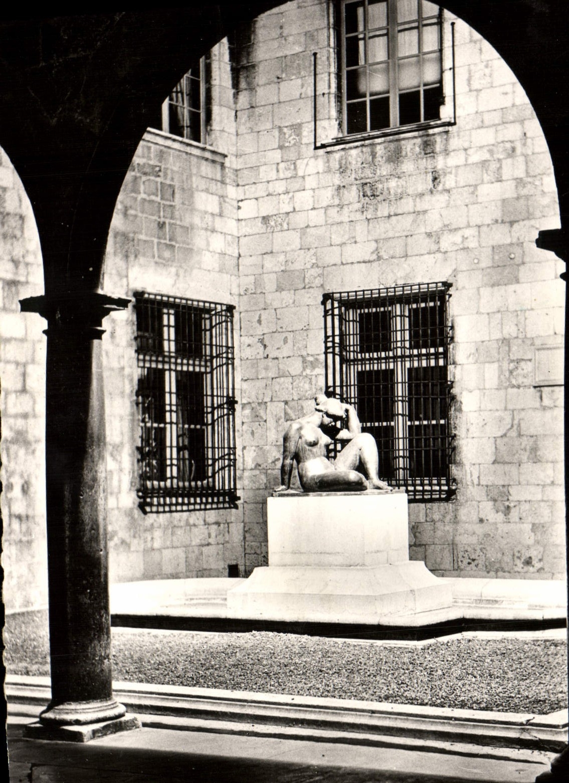 CPM Perpignan Dans le Patio de la Mairie la Pensee d'apres Maillol