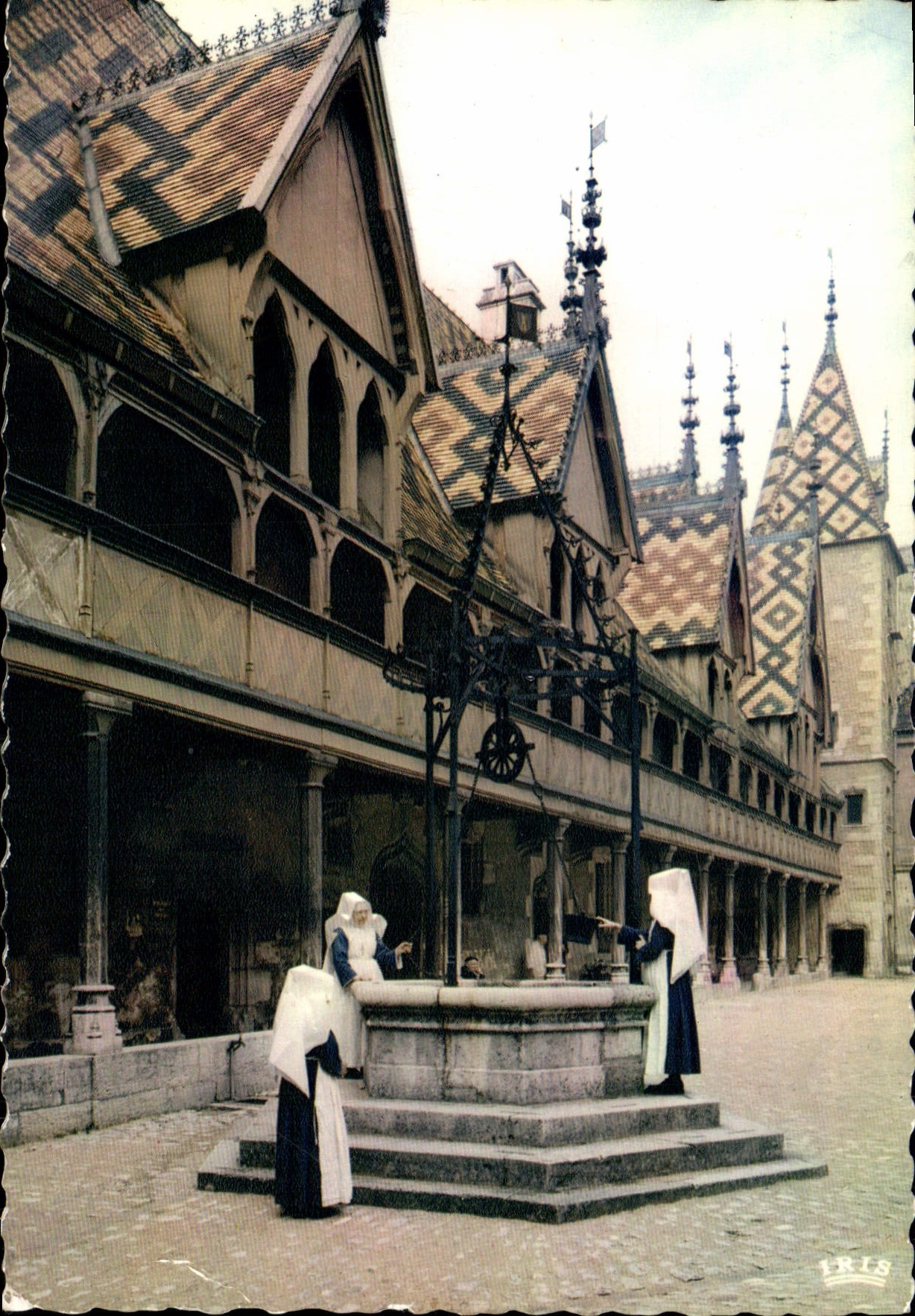CPM Beaune Hotel Dieu La Cour d'Honneur et les Soeurs Hospitalieres