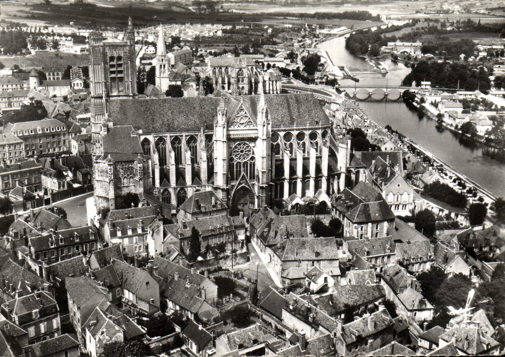 CPM Avion Au Dessus De Auxerre La Cathedrale St Etienne