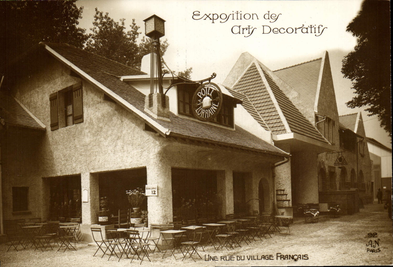 CPA Exposition des Arts Decoratifs Une rue du village Francais 