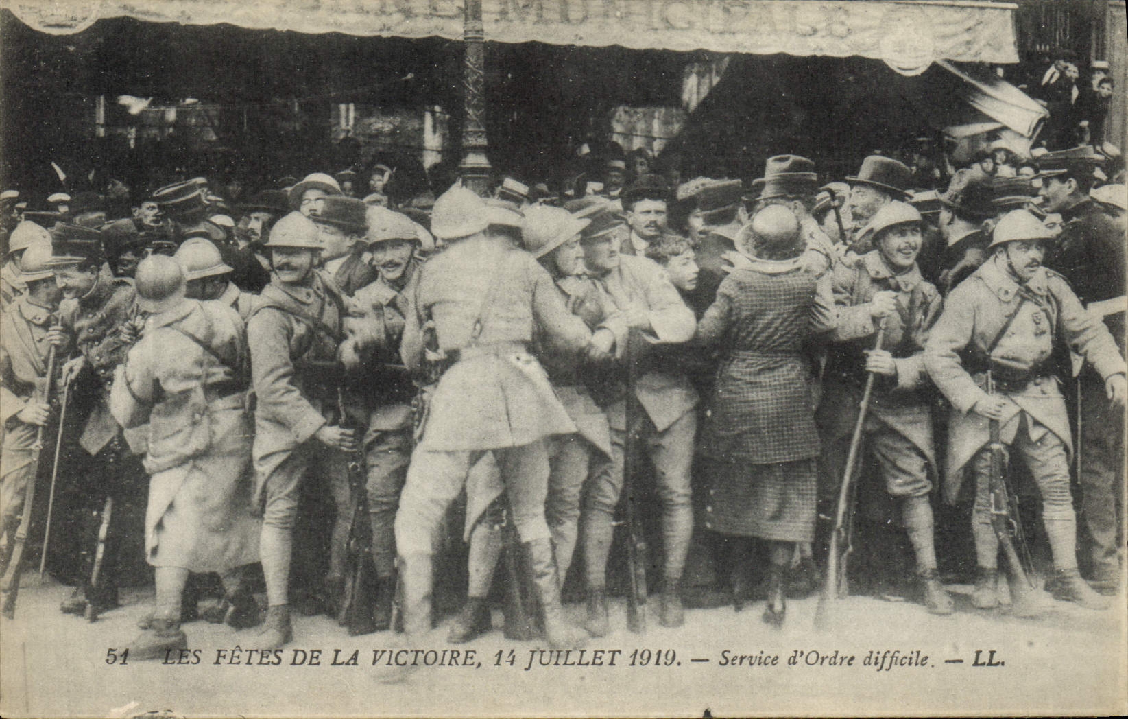 CPA Les Fetes de la Victoire 14 Juillet 1919 Service d'ordre difficile Militaria