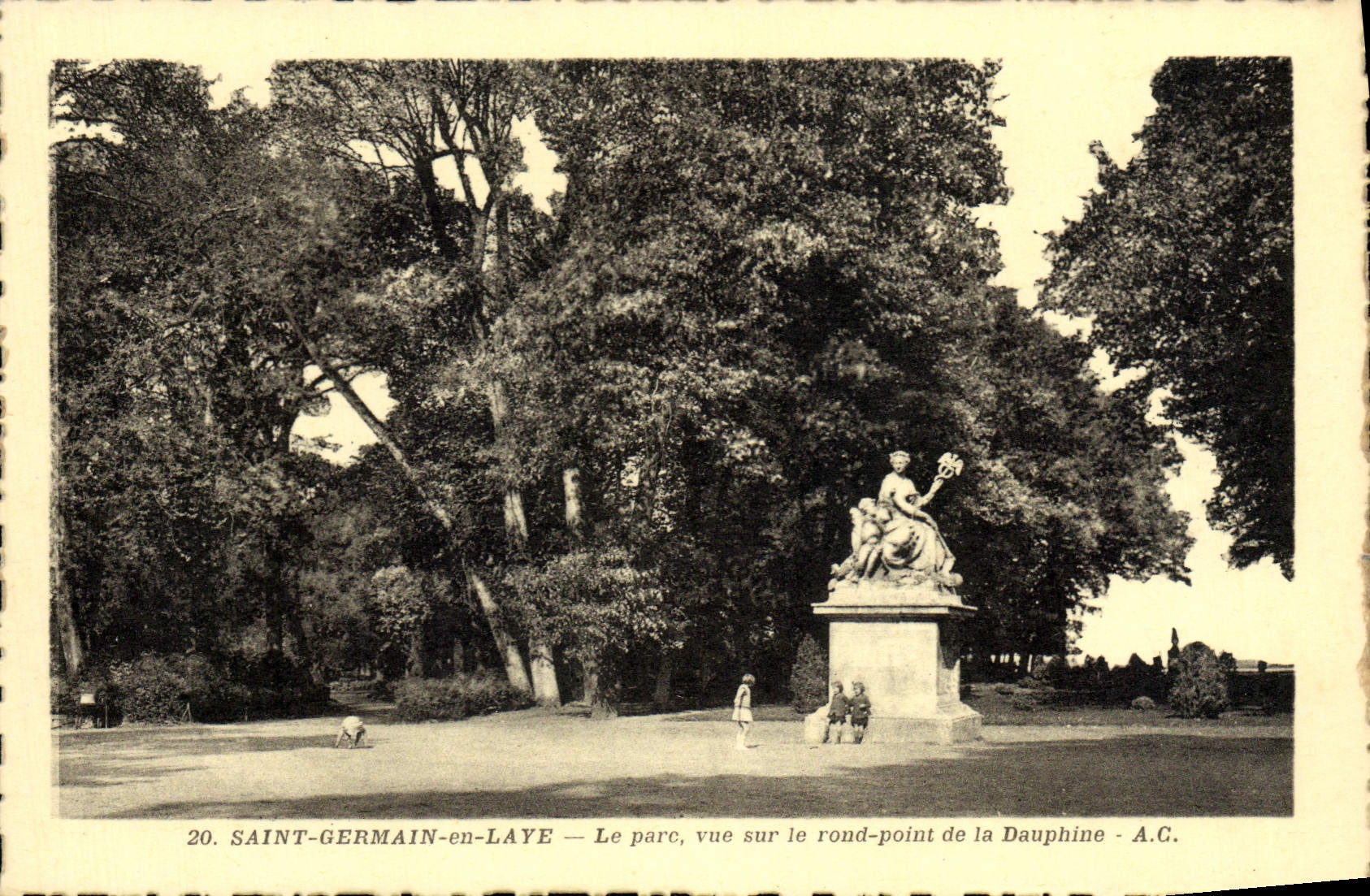 CPA Saint Germain en Laye Le parc vue sur le rond point de la Dauphine