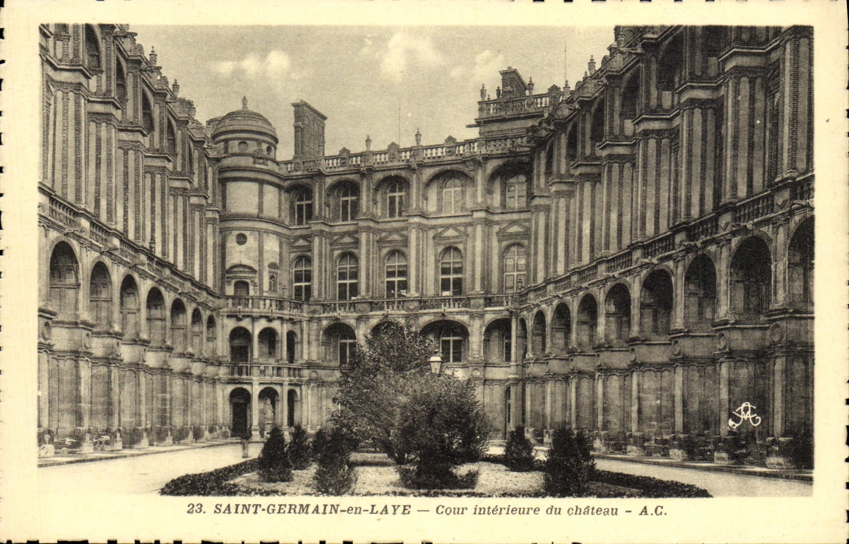 CPA Saint Germain en Laye Cour interieure du Chateau