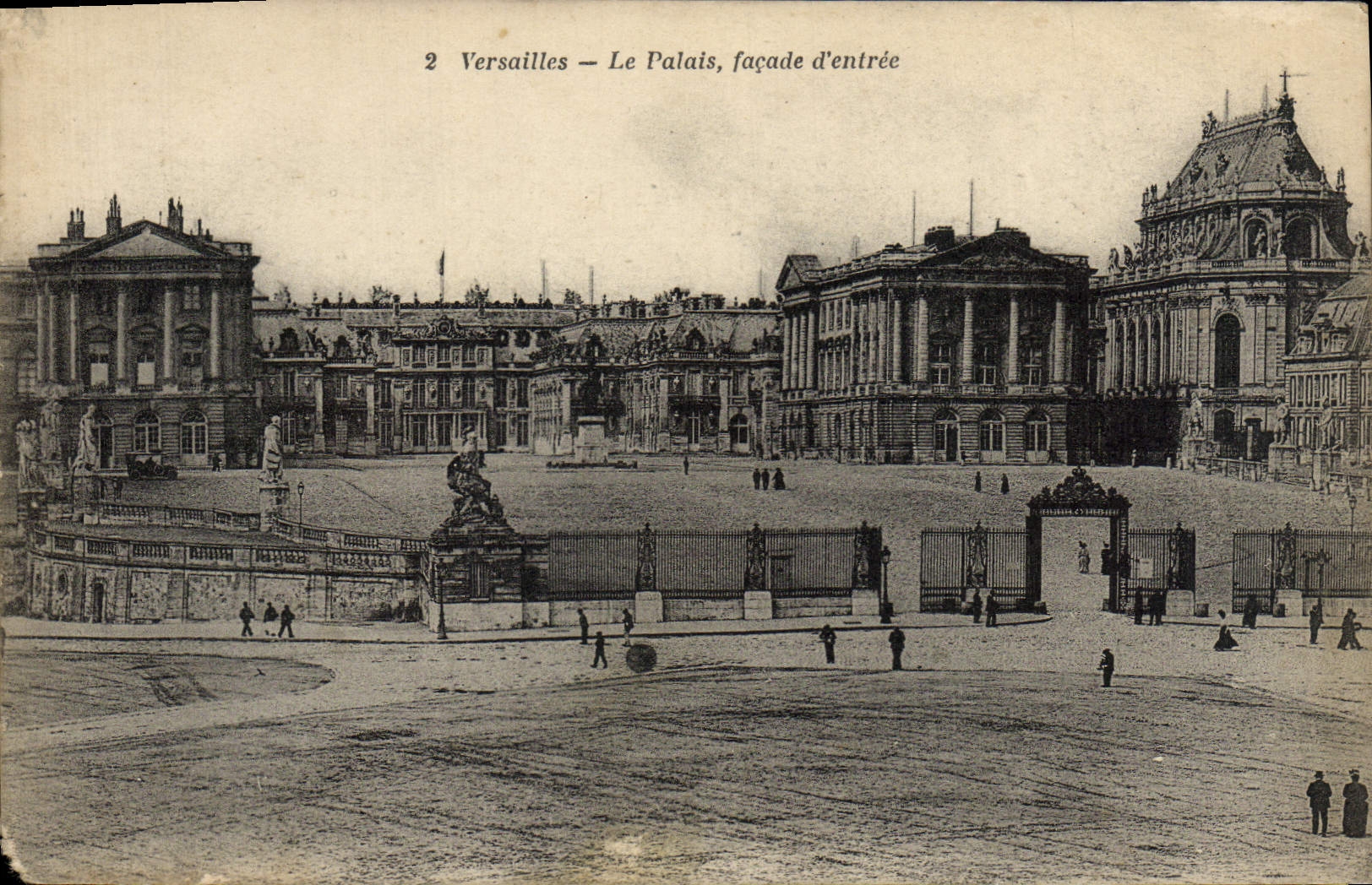 VINTAGE POSTCARD Versailles the Palate frontage of entry
