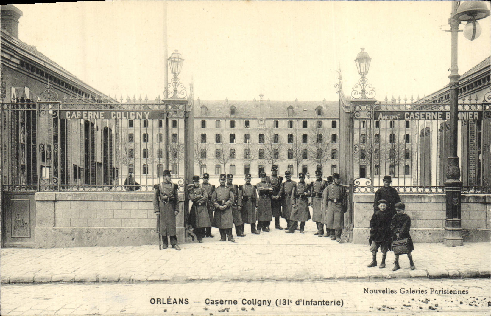 CPA Orleans Caserne Coligny 131eme d'infanterie Militaria Enfants