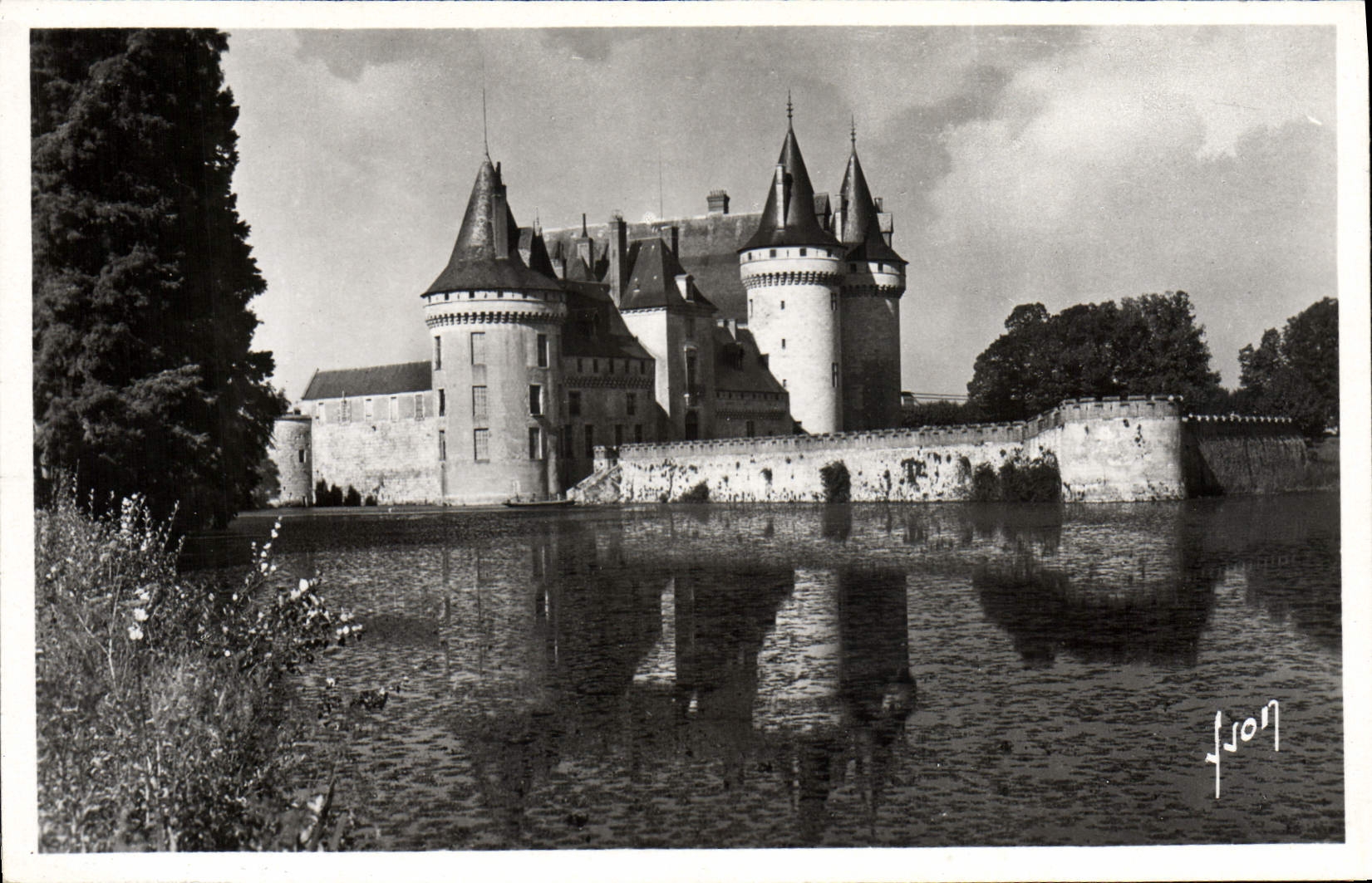 VINTAGE POSTCARD Sully on the Loire the Feudal Castle