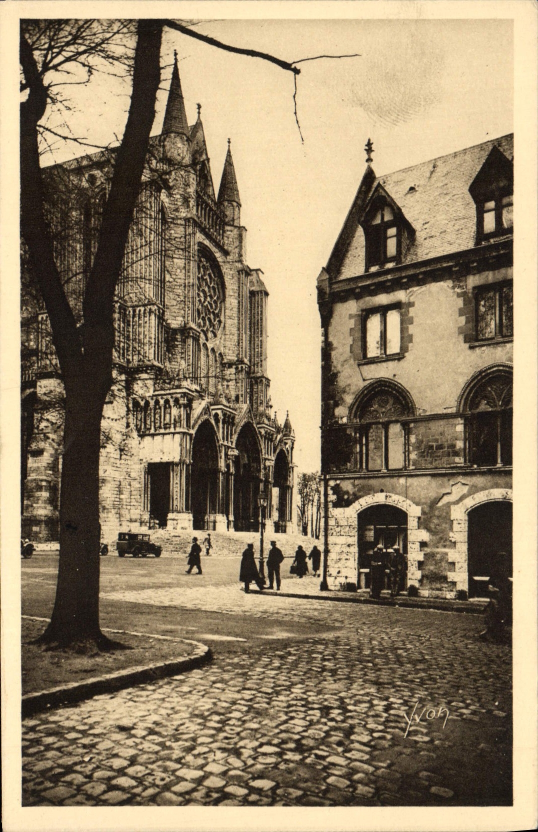 CPA Chartres L'Ancienne Poste et le Portail Sud