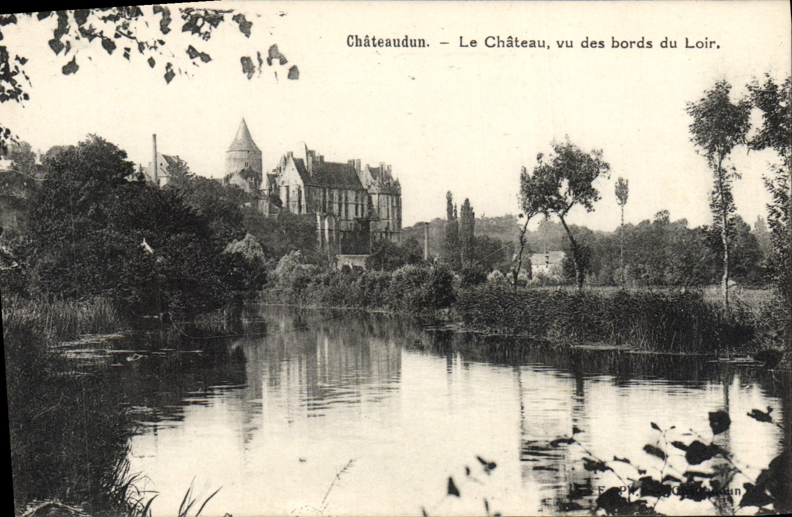 CPA Chateaudun Le Chateau Vu des Bords du Loir