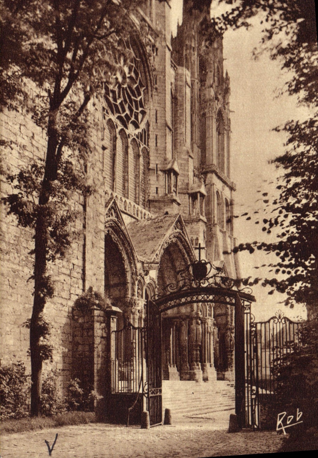 CPA Chartres Chartres Cathedrale Clocher neuf et portail Nord Grille de l'ancien eveche