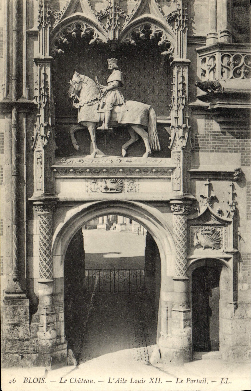 CPA Blois Le Chateau L'Aile Louis XII Le portail
