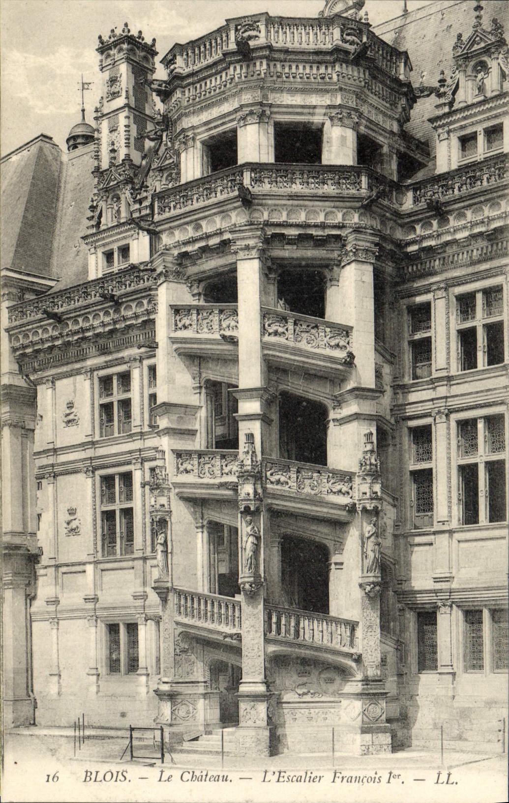 CPA Blois Le Chateau L'escalier Francois 1er
