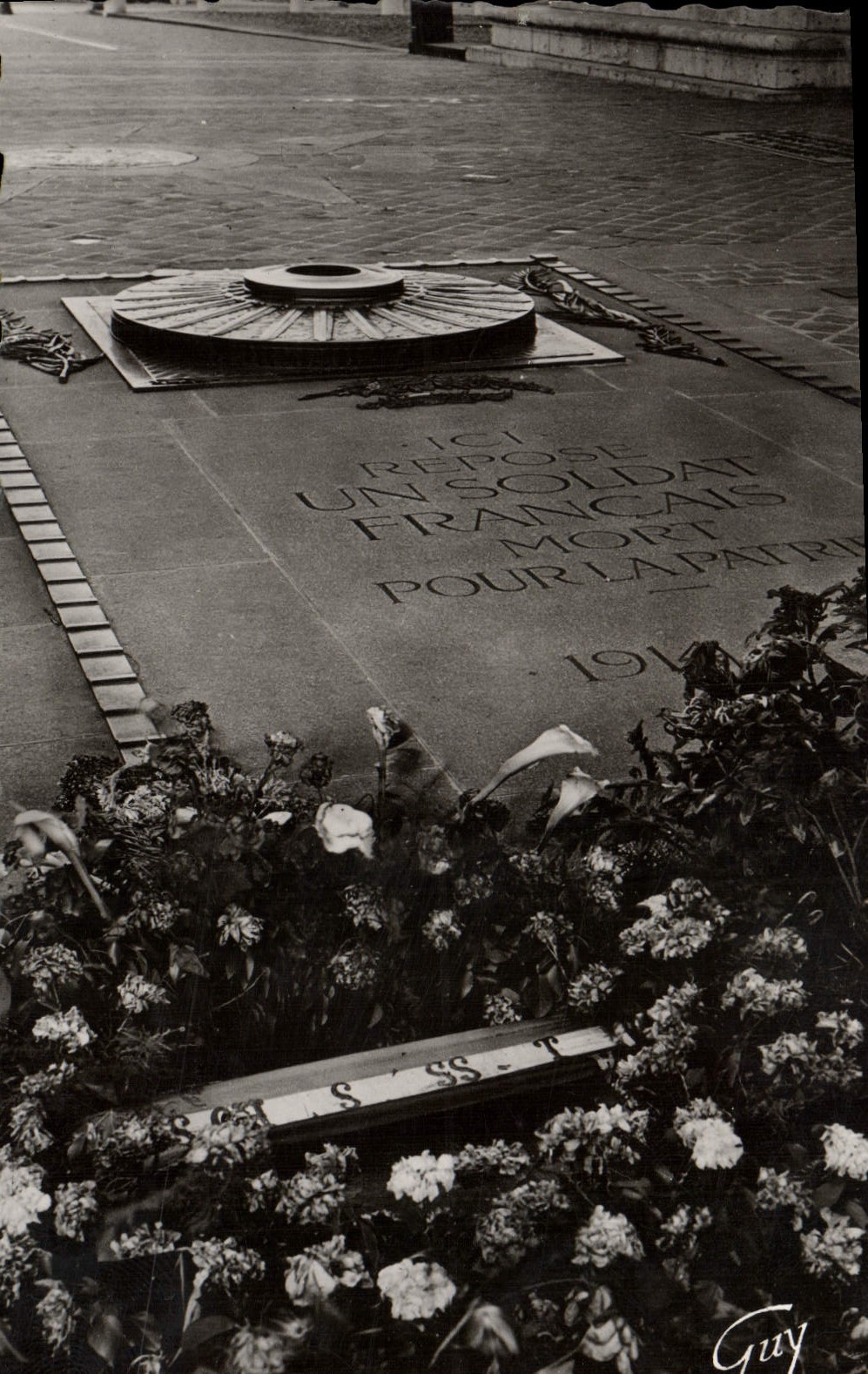 CPM Paris Tombe du soldat inconnu sous l'Arc de Triomphe de l'Etoile