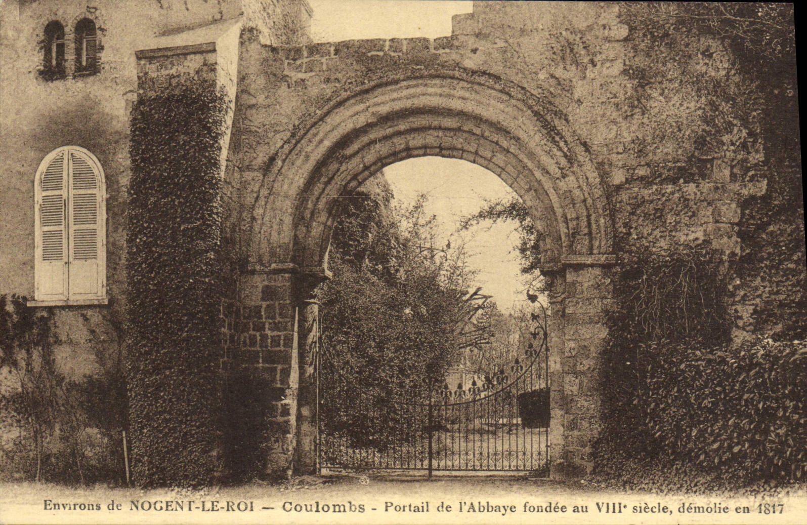 CPA Environs De Nogent Le Roi Coulombs Portail de L'Abbaye