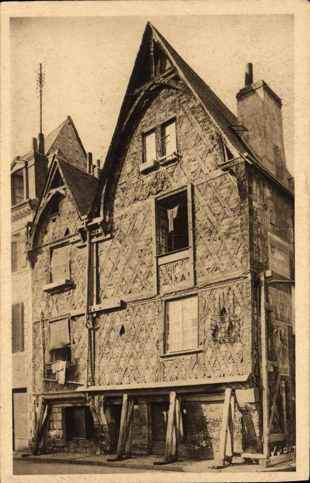 VINTAGE POSTCARD Tours Old House of the Place Fair the King