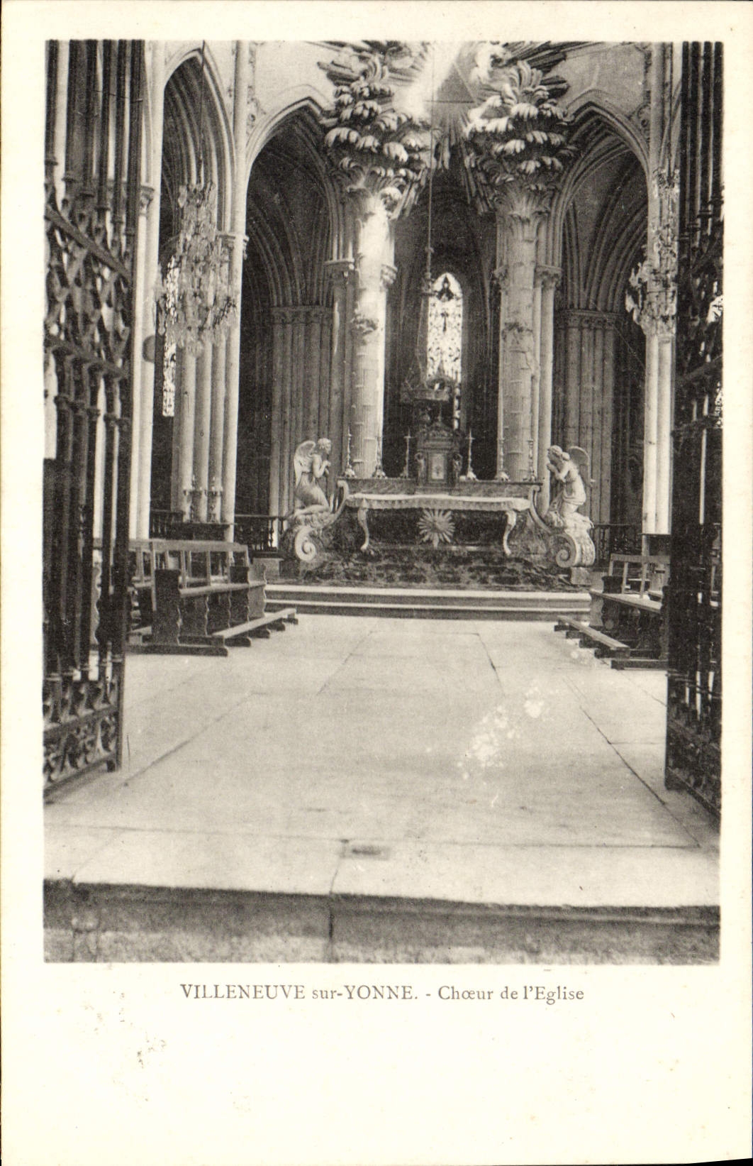 CPA Villeneuve Sur Yonne Choeur de l'eglise