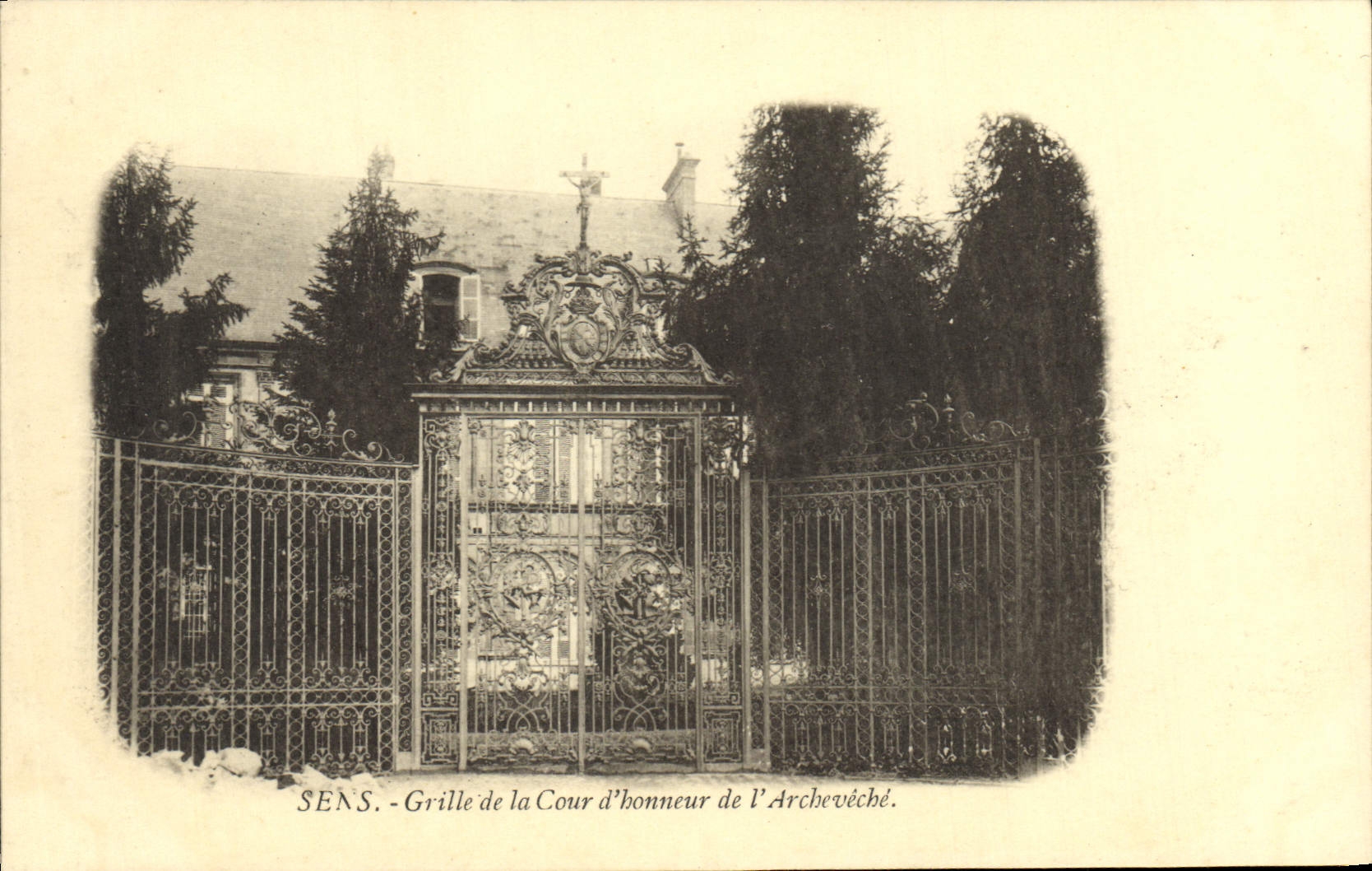 CPA Sens Grille de la Cour d'Honneur de L'Archevehe