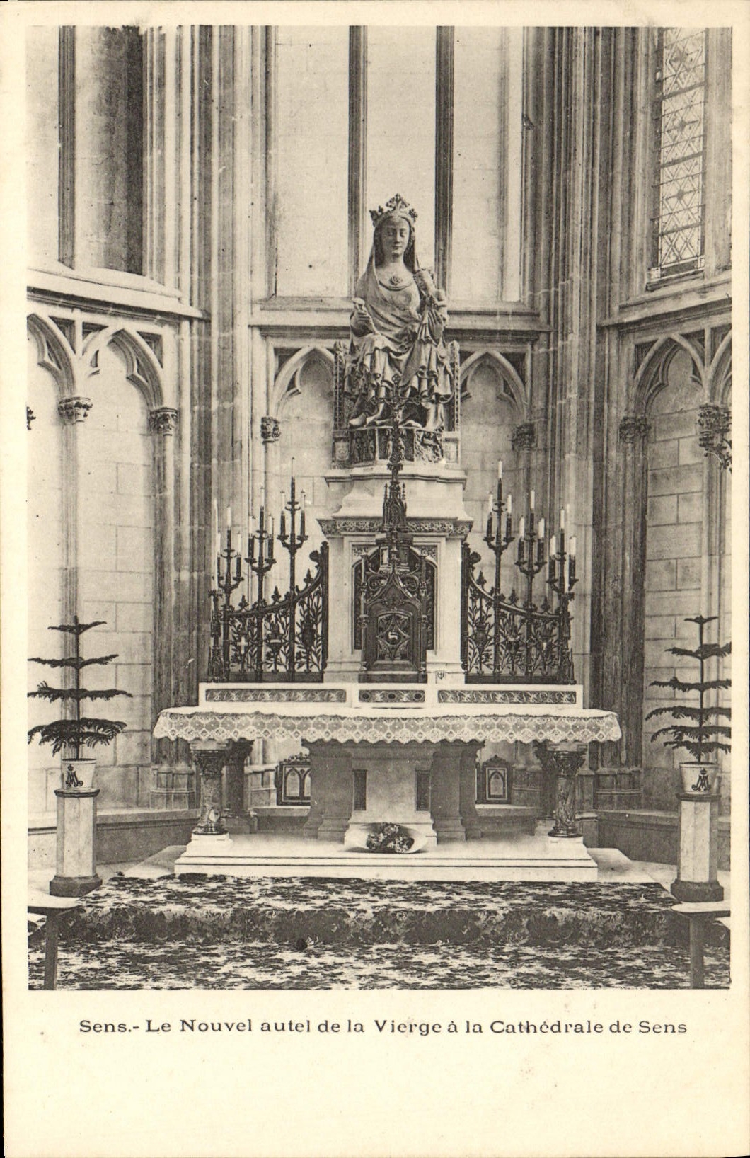 CPA Sens Le Nouvel autel de la Vierge a la Cathedrale de Sens
