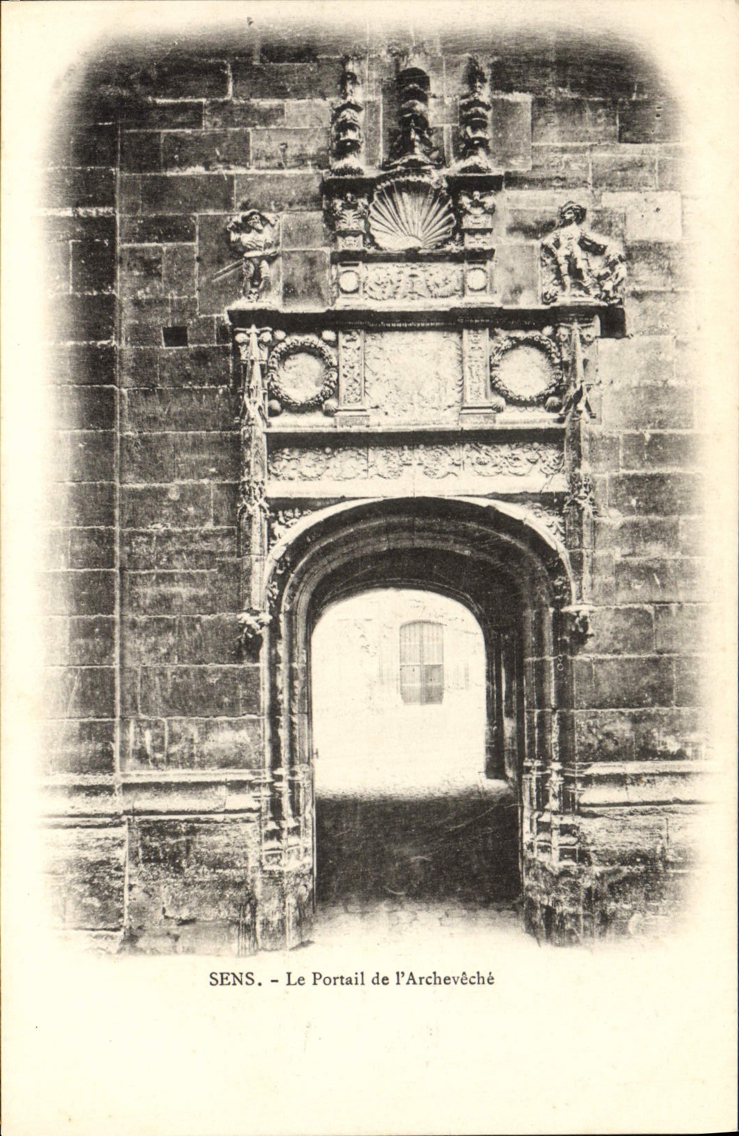 POSTAL de la VENDIMIA Sens la puerta del palacio del arzobispo