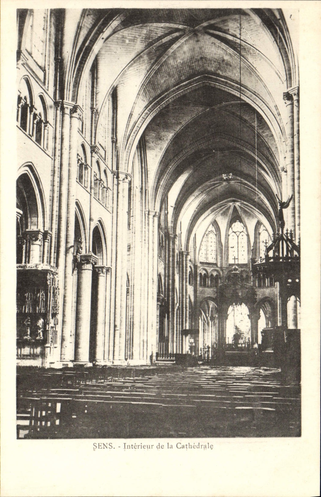 CPA Sens Interieur de La Cathedrale