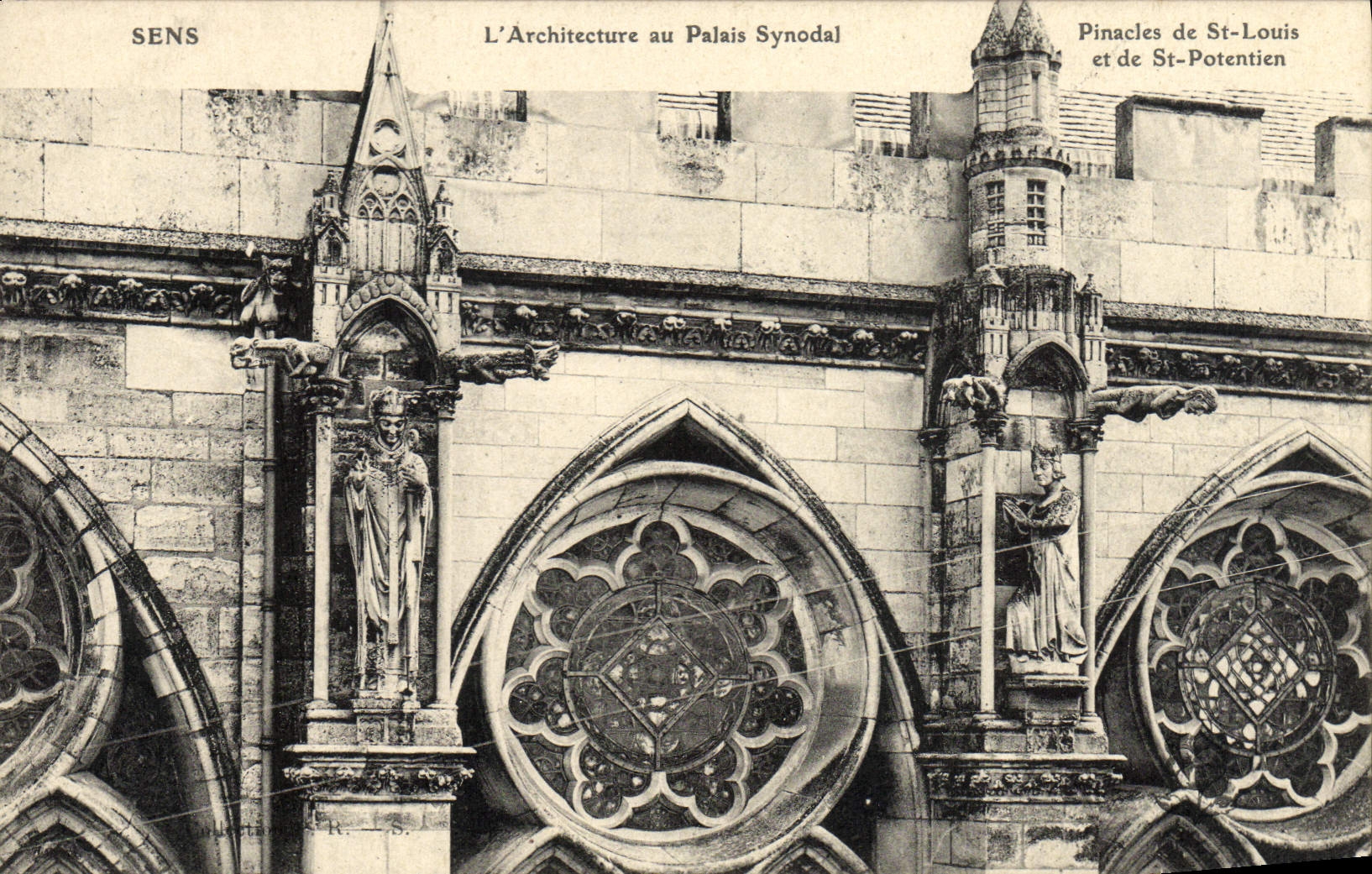 CPA Sens L'architecture au palais synodal Pinacles de St Louis et de St Potentien