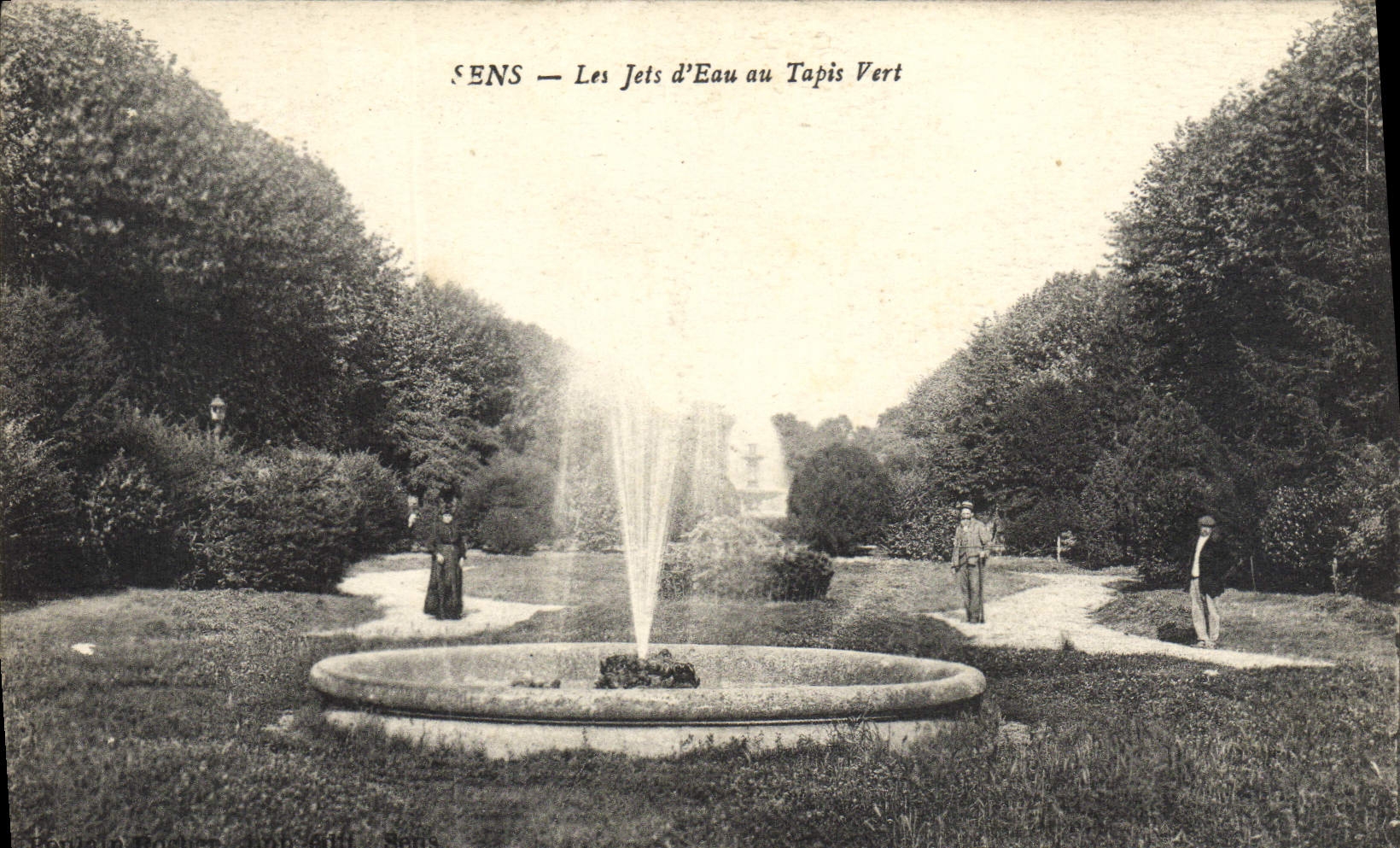 La POSTAL de la VENDIMIA Sens echa en chorro del agua a la alfombra verde