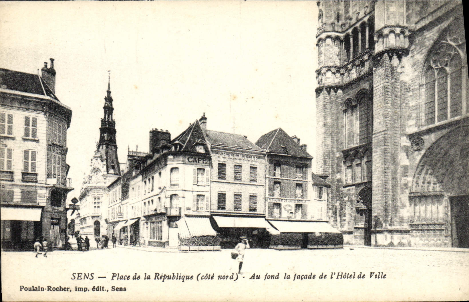 CPA Sens Place de la Republique Au fond la facade de l'hotel de ville