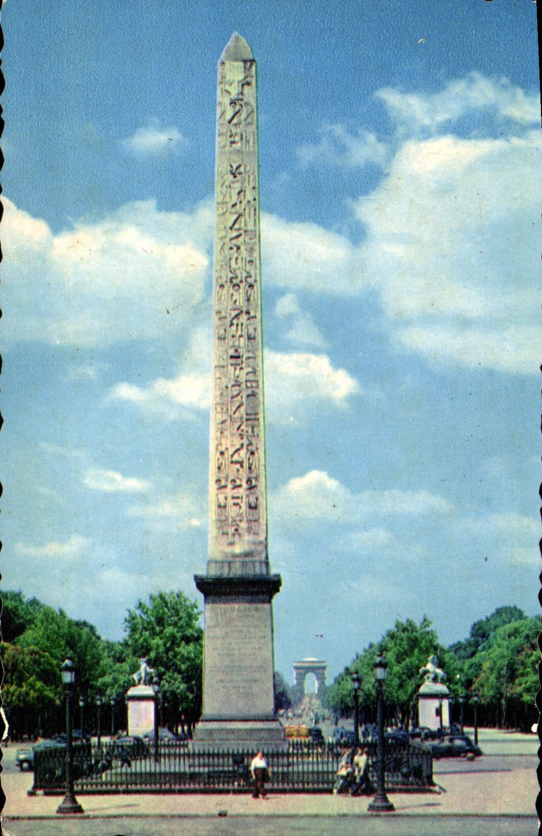 CPM Paris Obelisque de la place de la Concorde et l'Arc de Triomphe