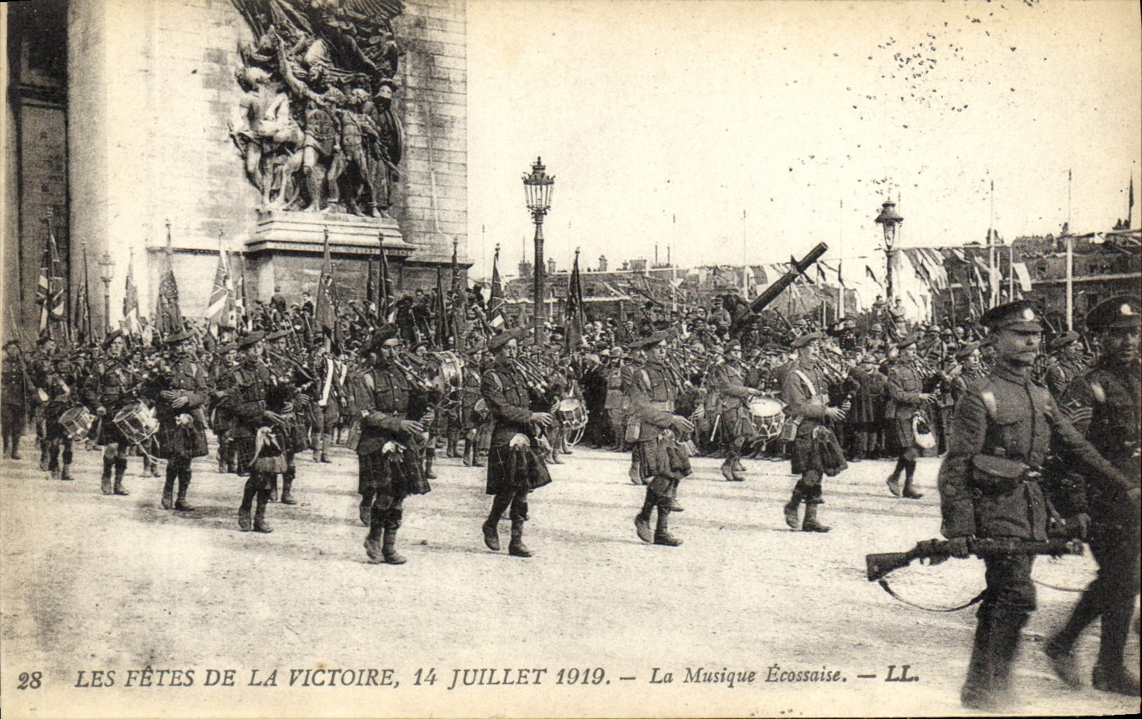 Festivales de la POSTAL de la VENDIMIA Victoire París del 14 de julio de 1919 Arc de Triomphe la música escocesa Militaria