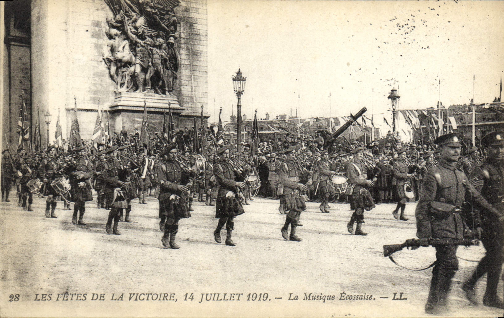CPA Les Fetes De La Victoire 14 Juillet 1919 La musique ecossaise Militaria