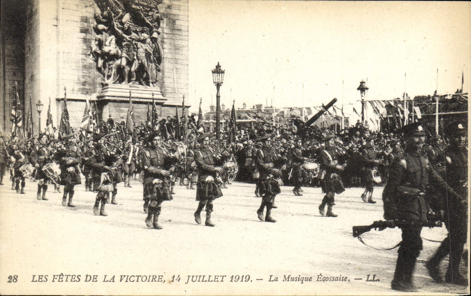 CPA Les Fetes De La Victoire 14 Juillet 1919 La musique ecossaise Militaria