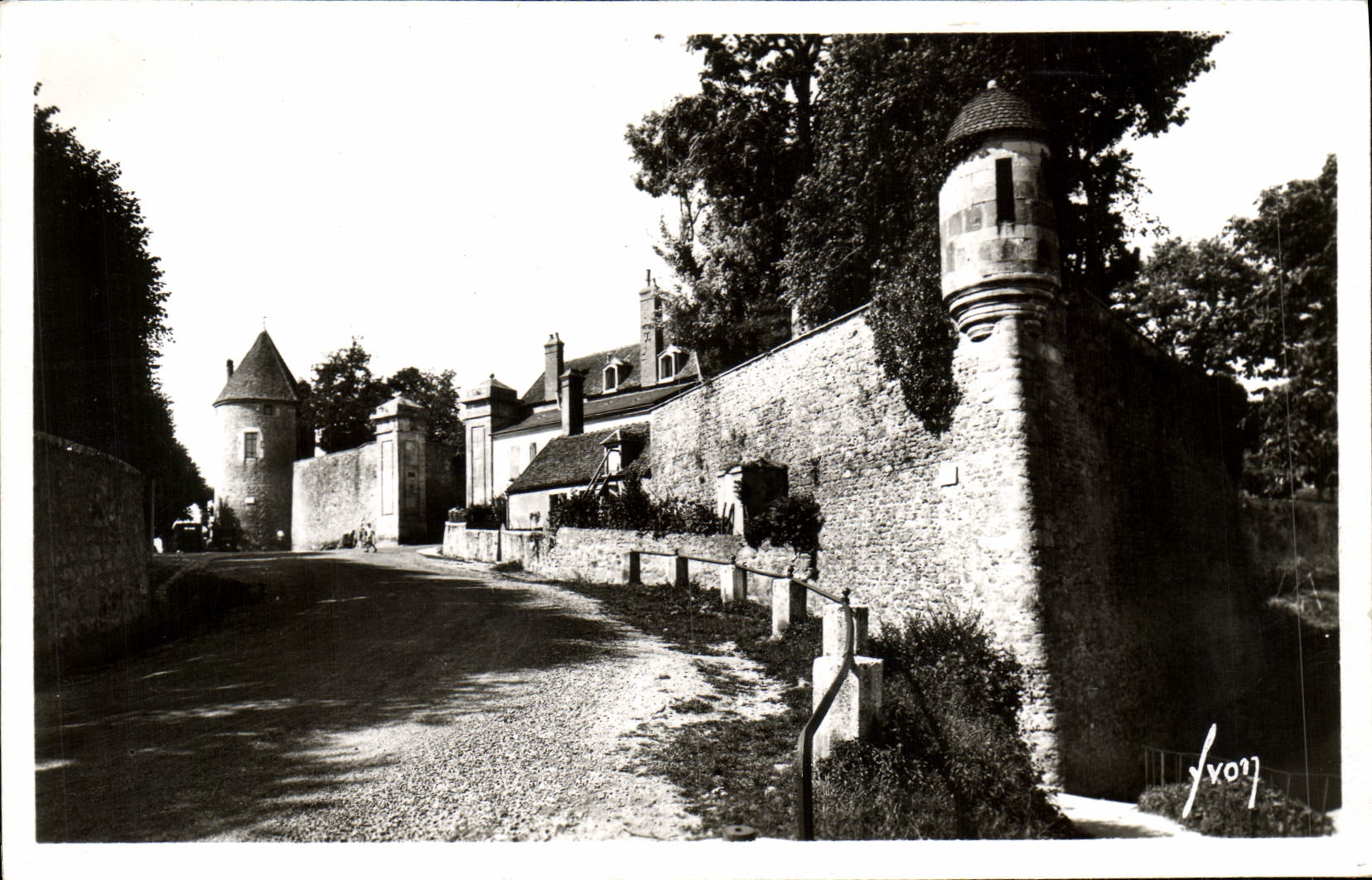 CPM Avallon La petite porte et tour Gaujard