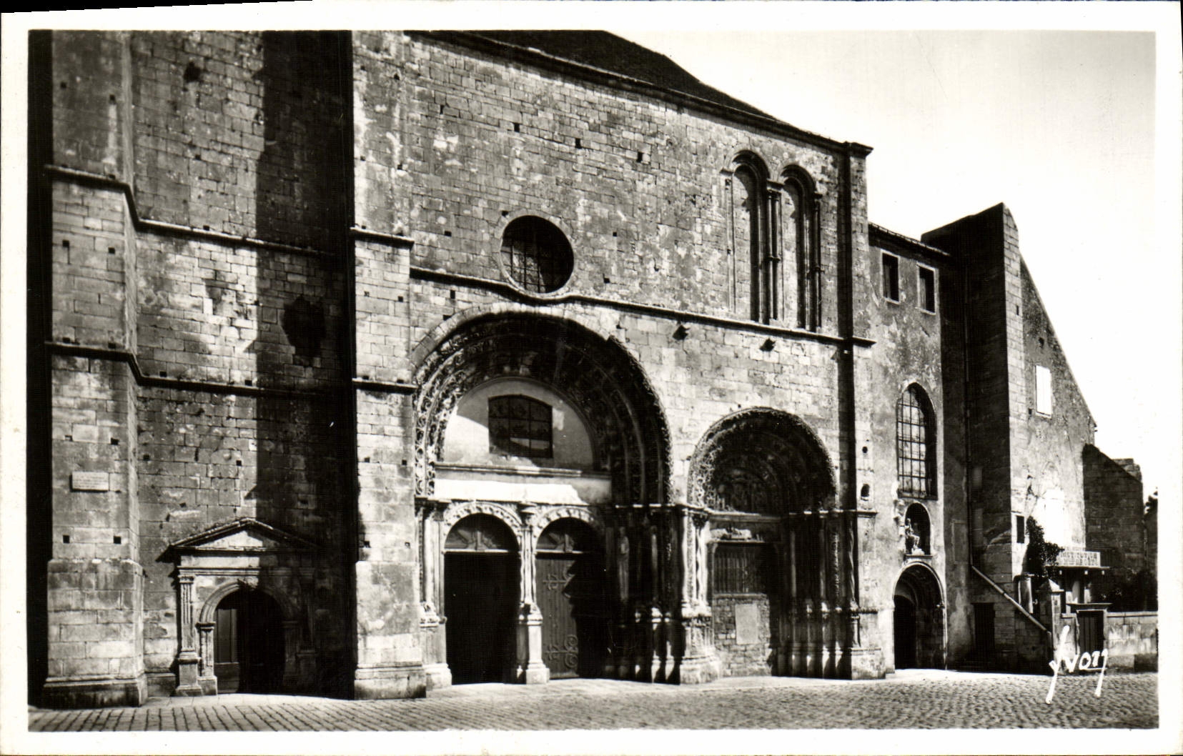 CPM Avallon Facade et Portails de L'Eglise St Lazare