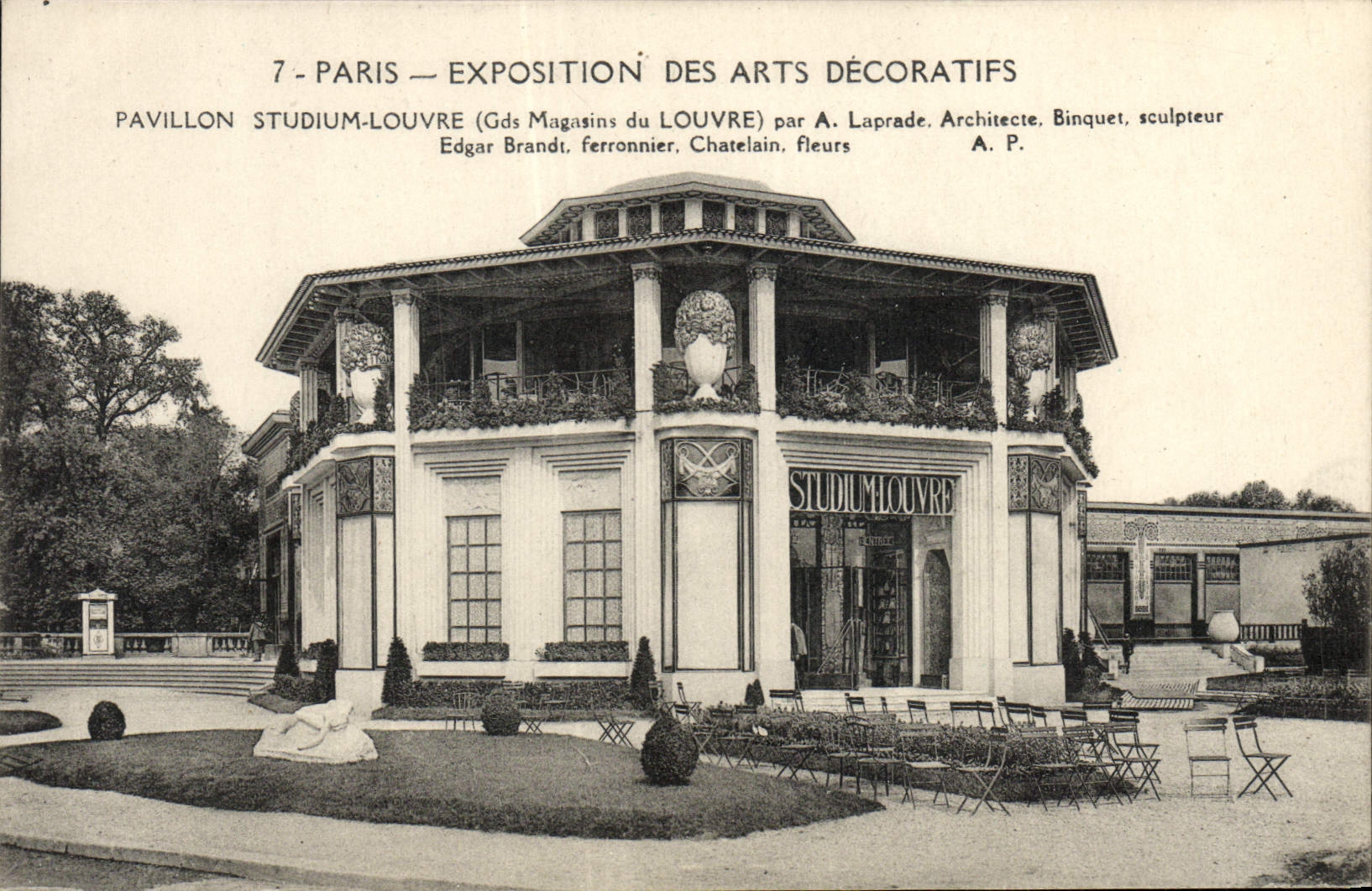 La feria de París de la POSTAL de la VENDIMIA de artes decorativos contiene almacenes grandes de la lumbrera de Studium de la lumbrera