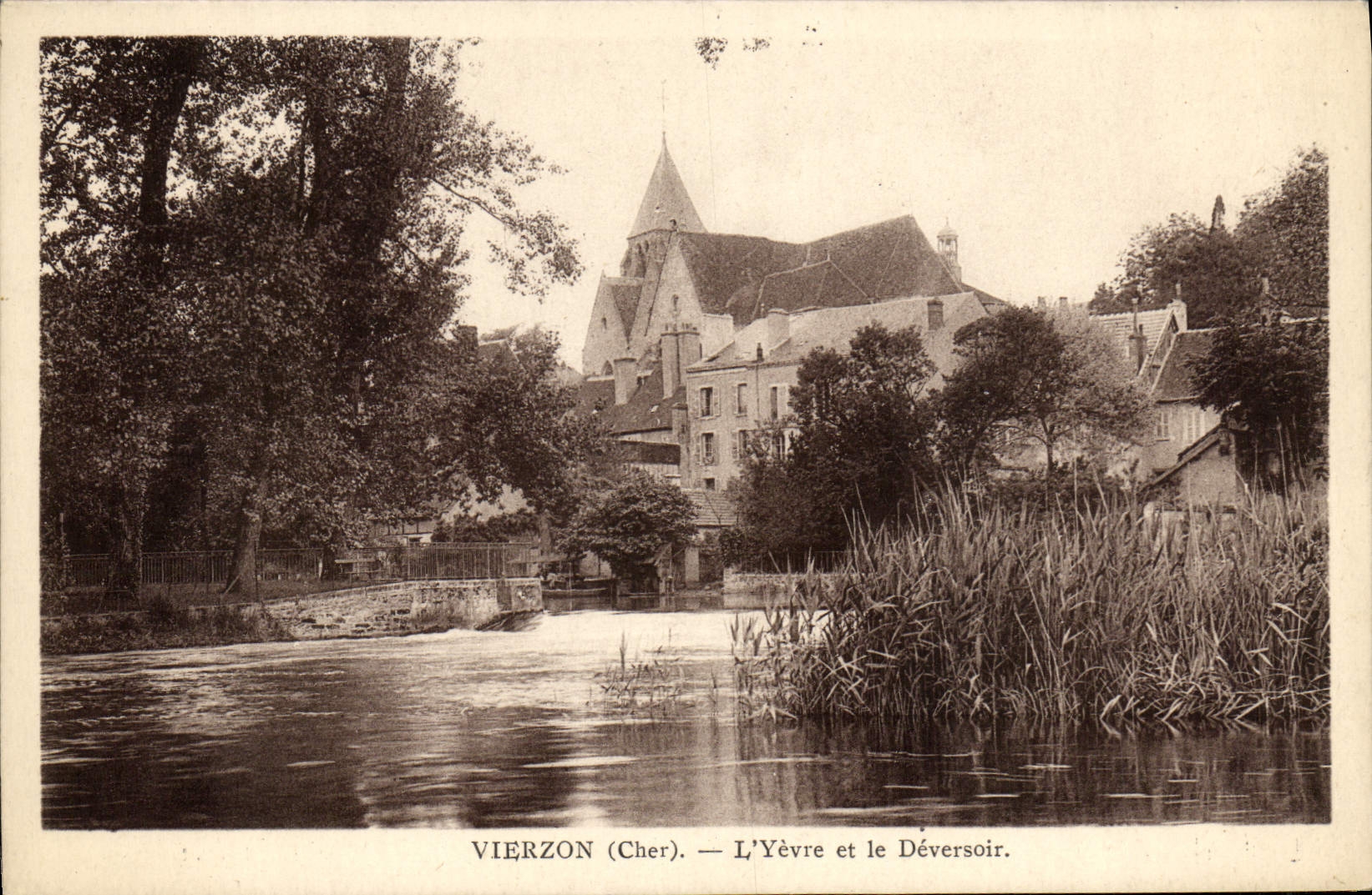 CPA Vierzon L'Yevre et le Deversoir