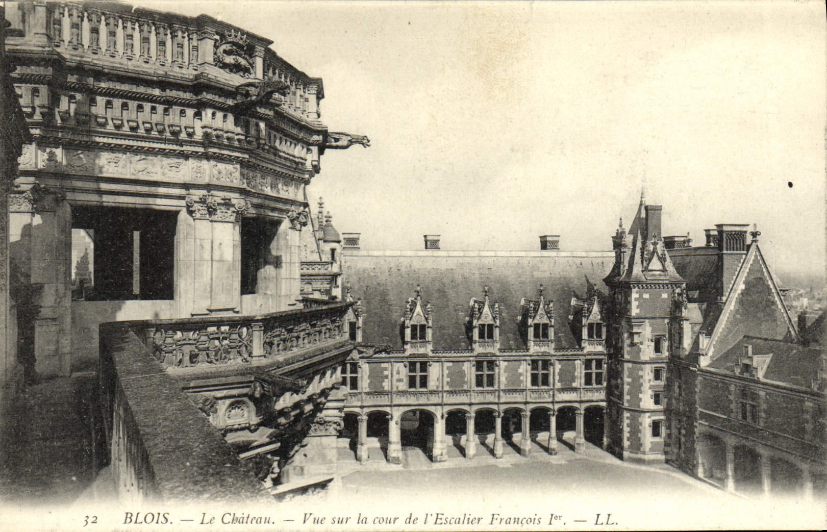 CPA Blois Le Chateau Vue Sur La Cour De l'Escalier Francois 1er
