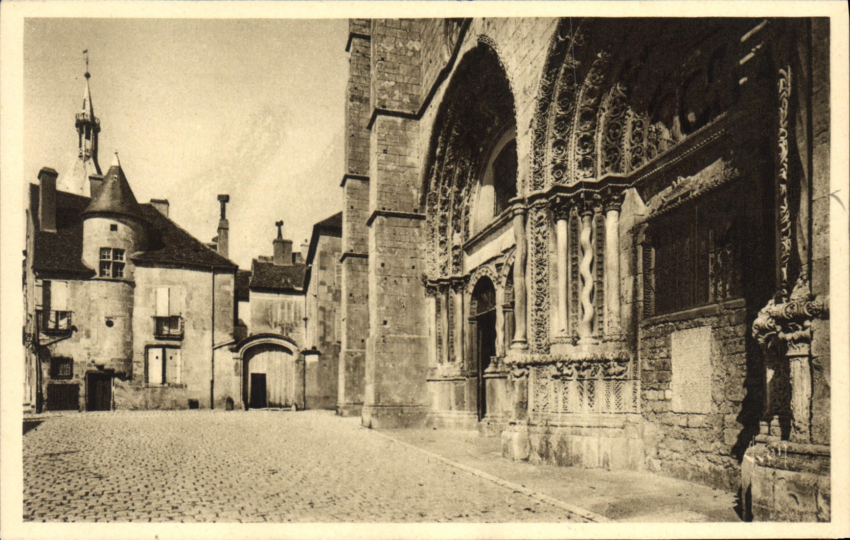 CPA Avallon Place St Lazare Et Maison du 15eme