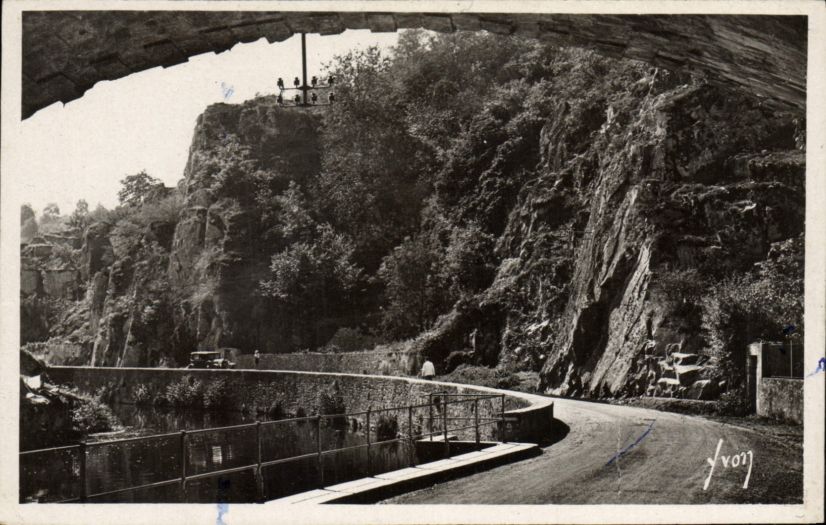 CPM Avallon Les Rochers A Cousin Le Pont